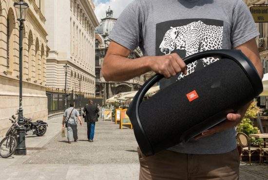 În sfârșit! Românii vor fi obligați să obțină permis de port boxă portabilă, exact ca la arme