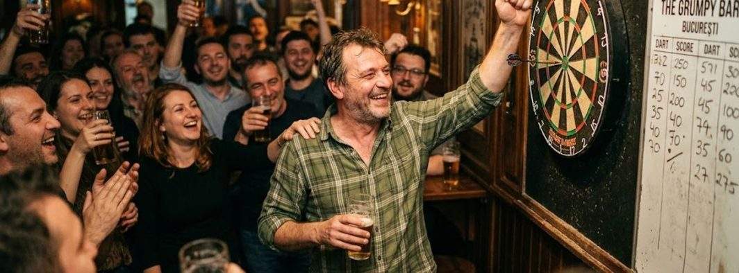 Eveniment rar într-un pub din Capitală! Primul bețiv care a nimerit tabla de darts în ultimii 28 de ani