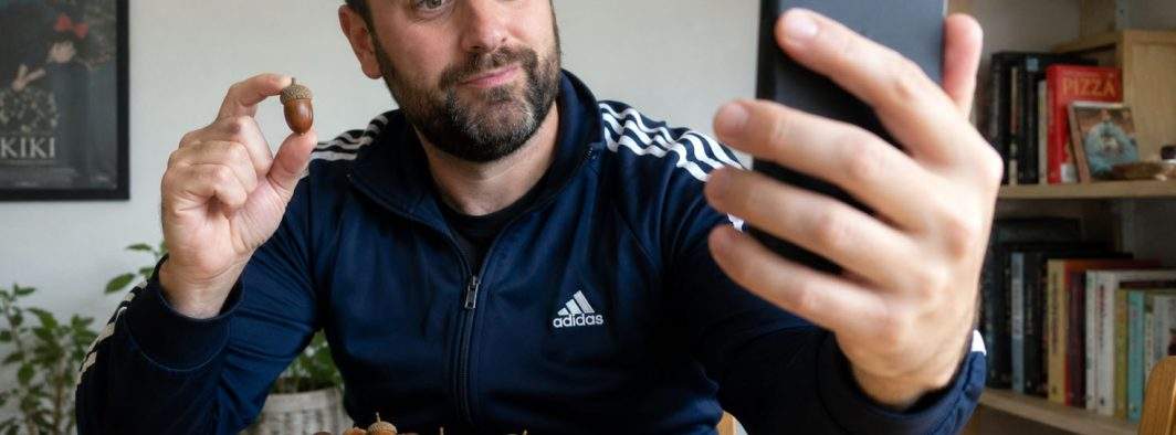 Uită de corcoduşe! Mii de români mănâncă ghinde după ce o veveriţă a fost virală pe TikTok