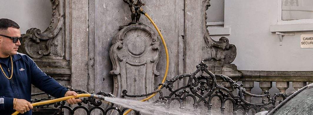 Scandal în Bruxelles după ce un român a mufat un furtun la Manneken Pis ca să-şi spele maşina