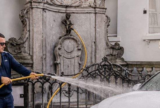 Scandal în Bruxelles după ce un român a mufat un furtun la Manneken Pis ca să-şi spele maşina
