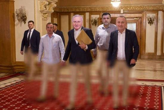 PSD-iştii au ajuns în Parlament fără chiloţi după ce li s-a zis să voteze cu bilele la vedere