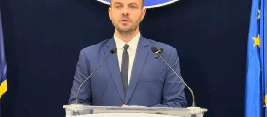 SMURD se chinuie să-i scoată purtătorului de cuvânt al Poliției capul din curul lui Predoiu