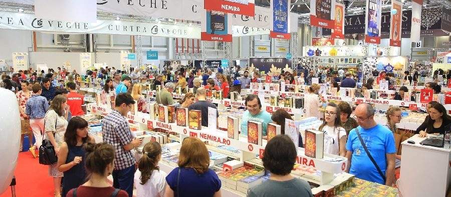Record de vizitatori la Bookfest. 80.000 de analfabeți funcțional cu figuri în cap