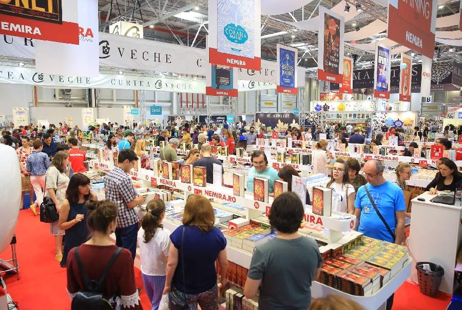 Record de vizitatori la Bookfest. 80.000 de analfabeți funcțional cu figuri în cap