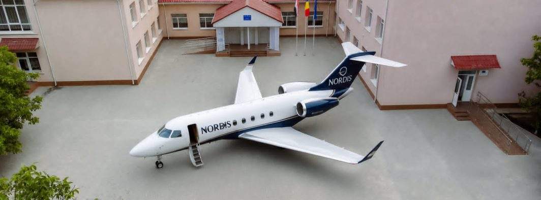S-a înscris şi Ciolacu la BAC? Avionul Nordis, văzut în curtea unui liceu din Buzău
