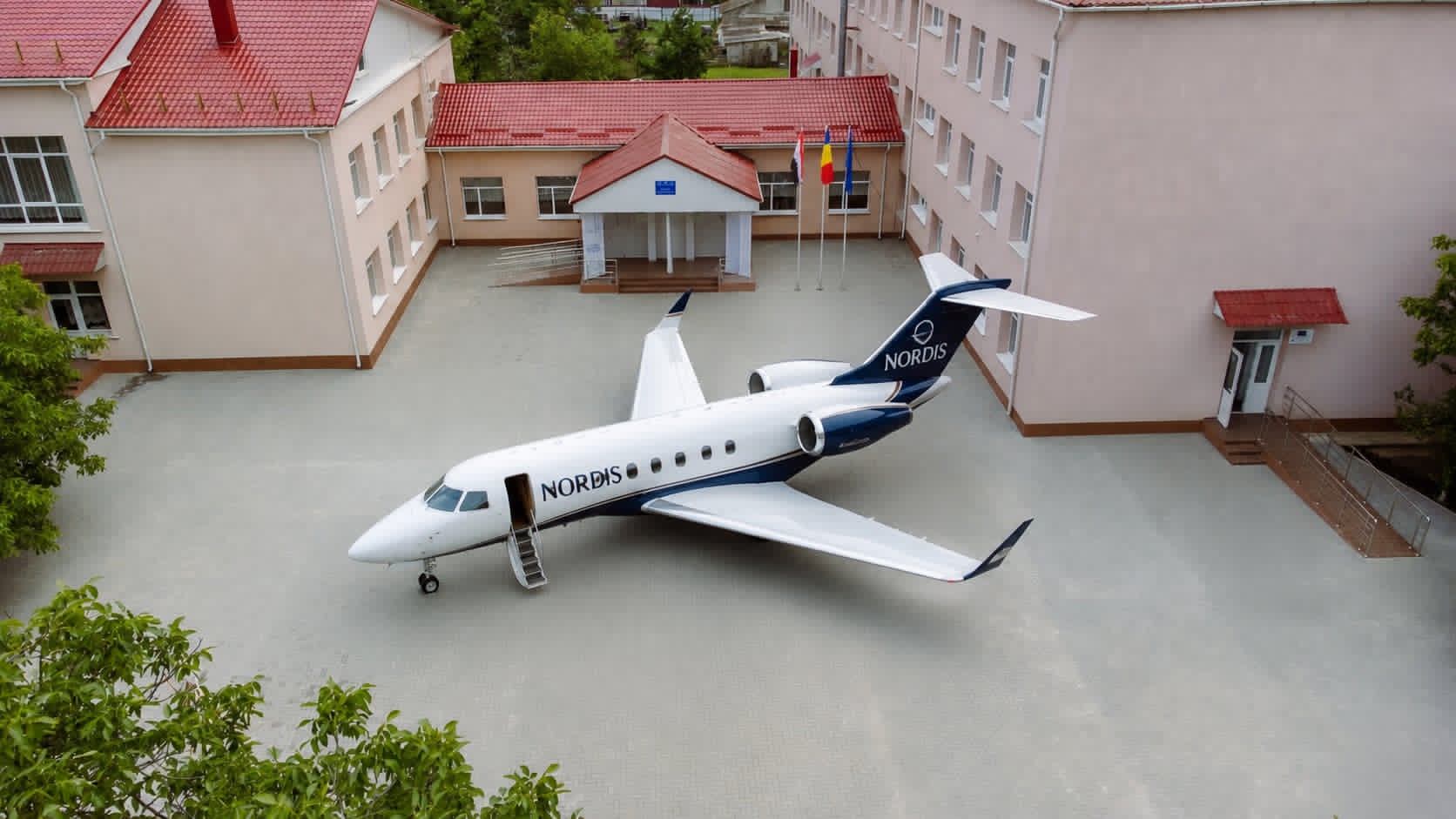 S-a înscris şi Ciolacu la BAC? Avionul Nordis, văzut în curtea unui liceu din Buzău