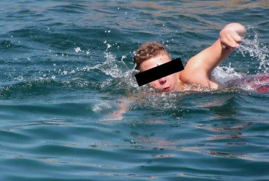 Încă un turist muşcat de peştele-iepure după ce i-a ieşit morcovul din slip