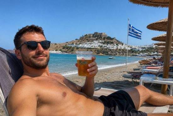 Inuman! Pe o plajă din Grecia e 50 € consumația minimă și 2 € berea și ești nevoit să bei 25