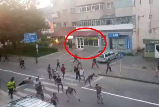 Răfuială cu săbii între clanurile Mega Image şi Froo pentru un parter de bloc din Bucureşti