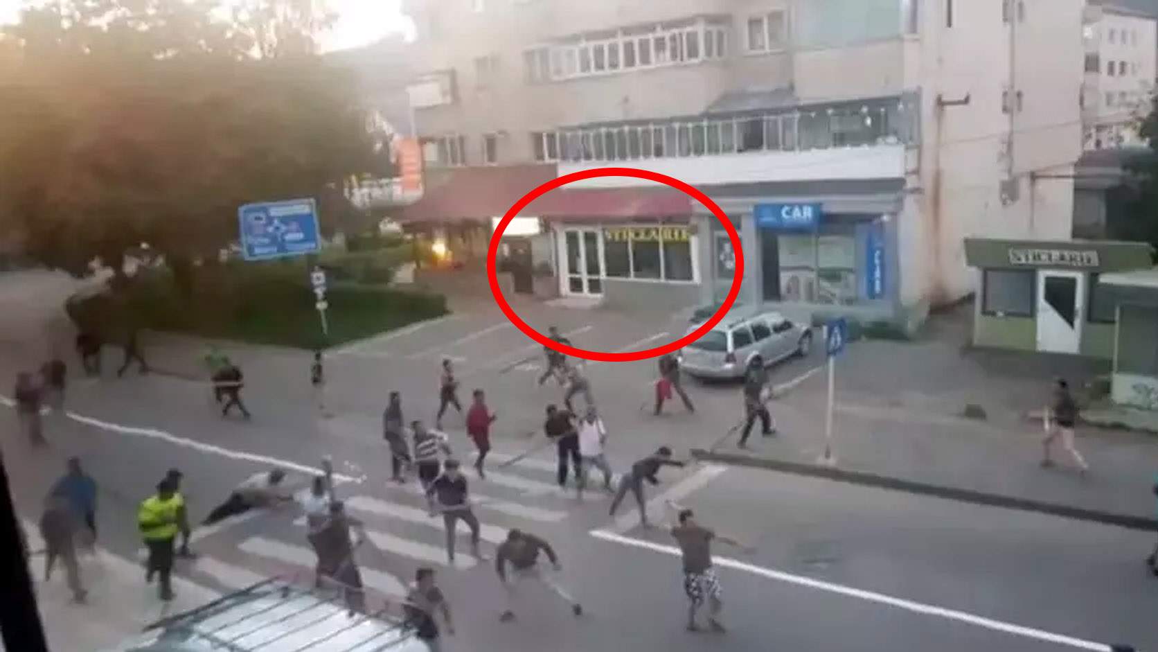 Răfuială cu săbii între clanurile Mega Image şi Froo pentru un parter de bloc din Bucureşti