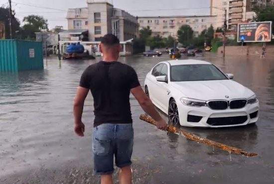 Mii de craioveni se plâng că le-au ruginit săbiile din cauza inundațiilor constante din oraș