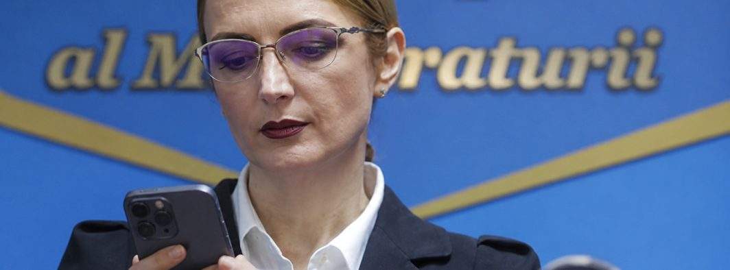 Lia Savonea, filmată în timp ce îi şoptea unei colege: „A sunat Nicuşor”