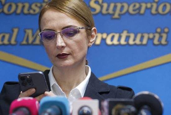 Lia Savonea, filmată în timp ce îi şoptea unei colege: „A sunat Nicuşor”