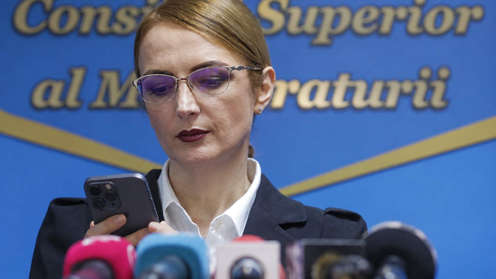 Lia Savonea, filmată în timp ce îi şoptea unei colege: „A sunat Nicuşor”
