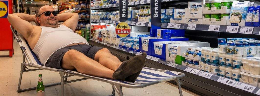 Ca să nu mai dea bani pe benzină până în Thasos, un român doarme în Lidl de săptămâna grecească