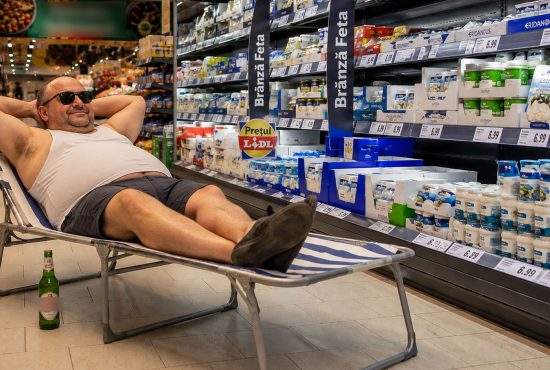 Ca să nu mai dea bani pe benzină până în Thasos, un român doarme în Lidl de săptămâna grecească