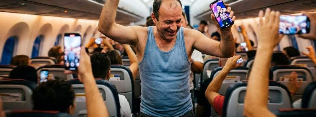 Veşti bune pentru românii care au uitat acasă stickul cu manele: Wizzair oferă internet în avion