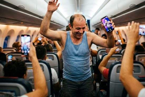 Veşti bune pentru românii care au uitat acasă stickul cu manele: Wizzair oferă internet în avion