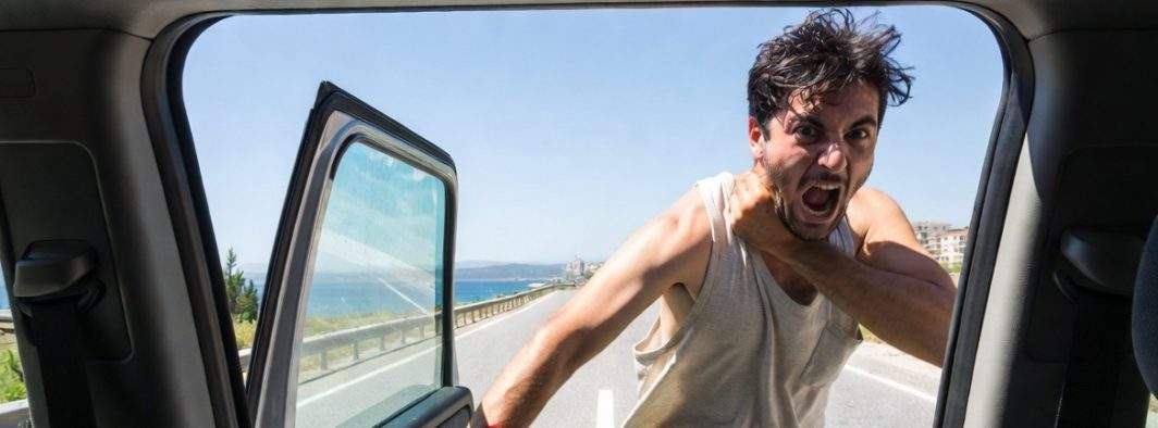 Turist roman muscat de un bulgar. A oprit sa-l hraneasca pe marginea drumului la Krapets
