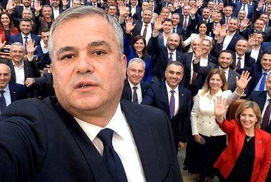 SURSE Cum îşi asigură Veştea cele 233 de voturi necesare: noul guvern va avea 233 de miniştri