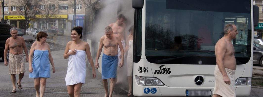STB: Autobuzele fără aer condiţionat au regim de saună. Amenzi dure pentru cine mai intră îmbrăcat