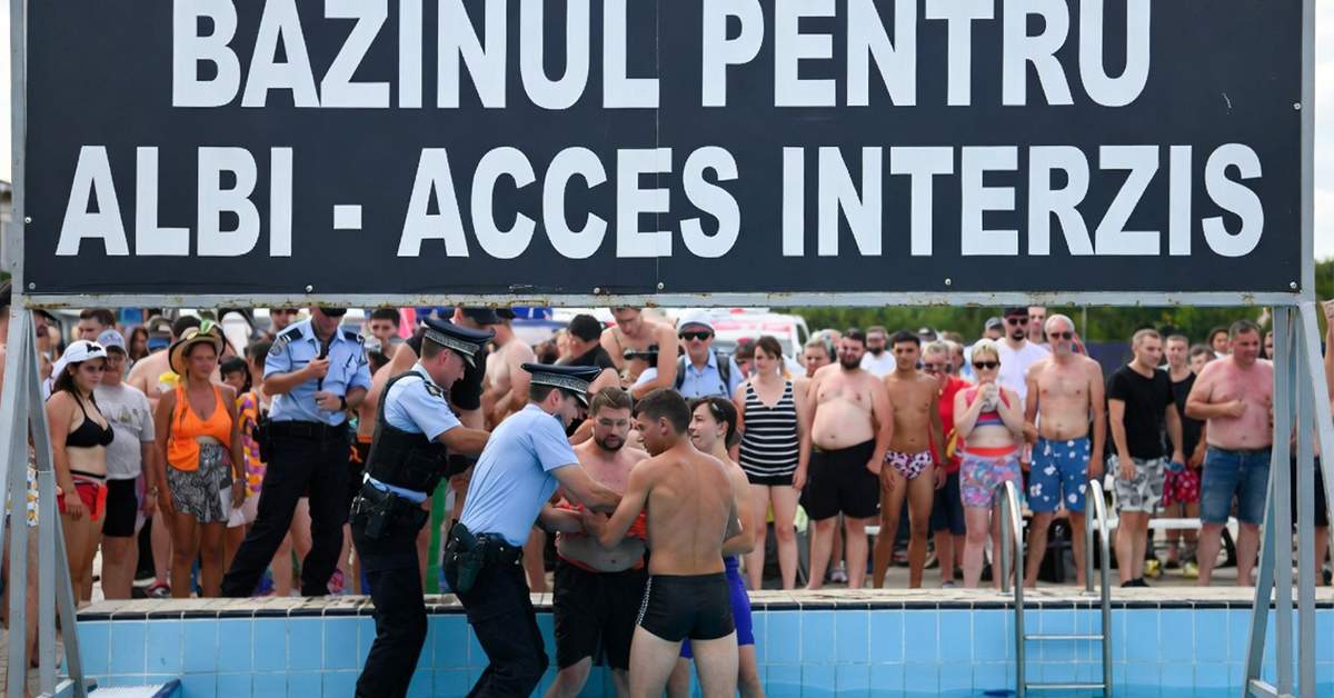 Șase persoane arestate la ștrandul din Reghin după ce au intrat în bazinul pentru albi