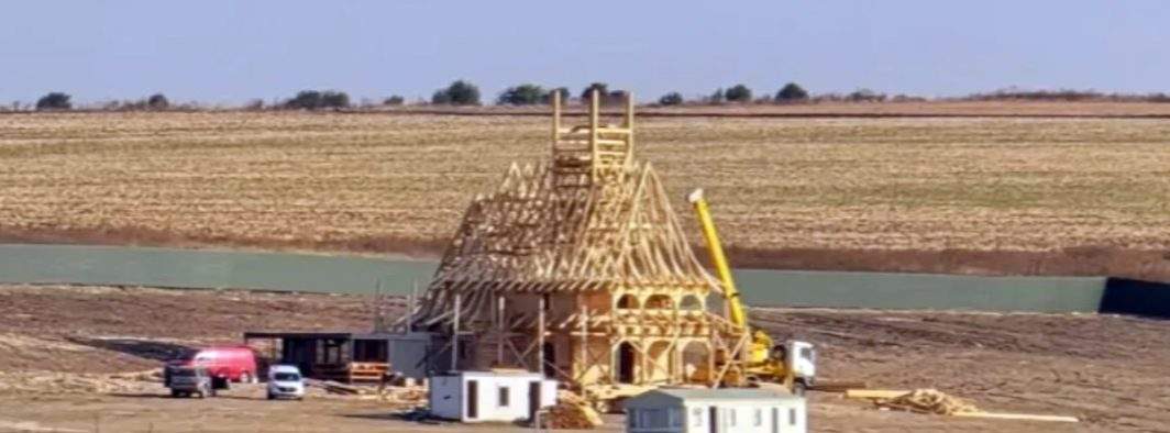 Justiţia a decis: biserica ridicată ilegal la Techirghiol trebuie mutată ilegal în altă zonă naturală protejată