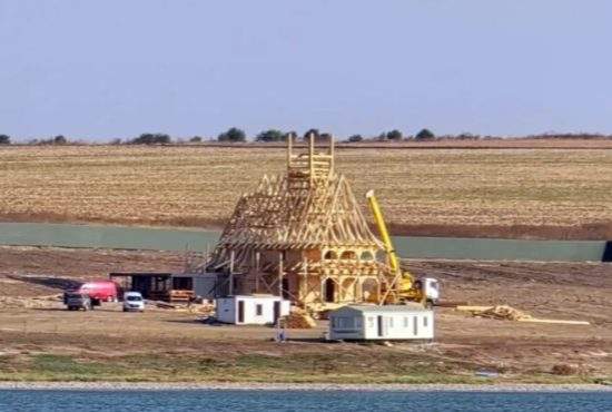 Justiţia a decis: biserica ridicată ilegal la Techirghiol trebuie mutată ilegal în altă zonă naturală protejată