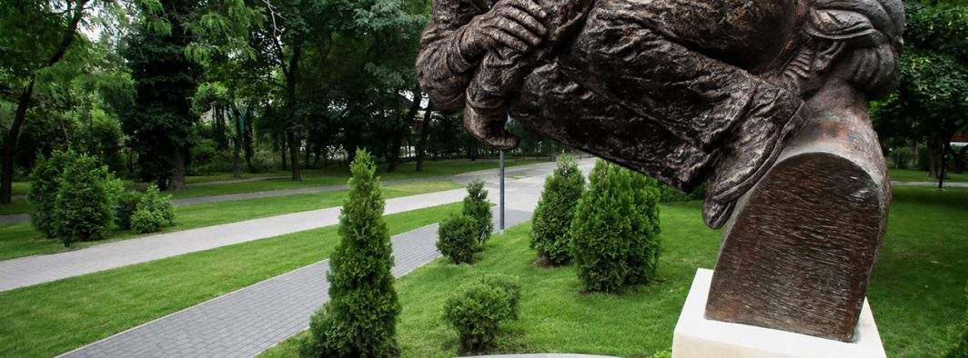 Compromis. Statuia lui Păunescu nu va fi îndepărtată, doar mascată cu curul statuii lui Ceauşescu