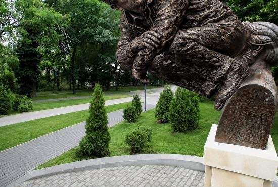 Compromis. Statuia lui Păunescu nu va fi îndepărtată, doar mascată cu curul statuii lui Ceauşescu