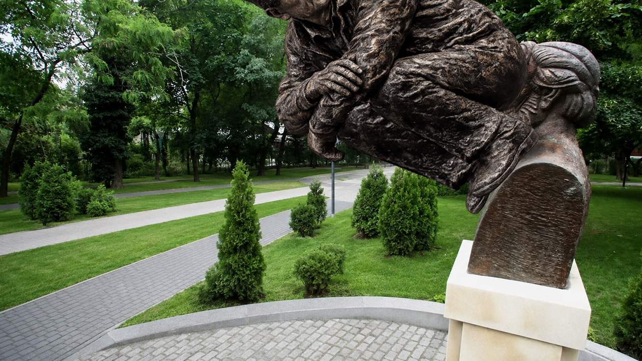 Compromis. Statuia lui Păunescu nu va fi îndepărtată, doar mascată cu curul statuii lui Ceauşescu