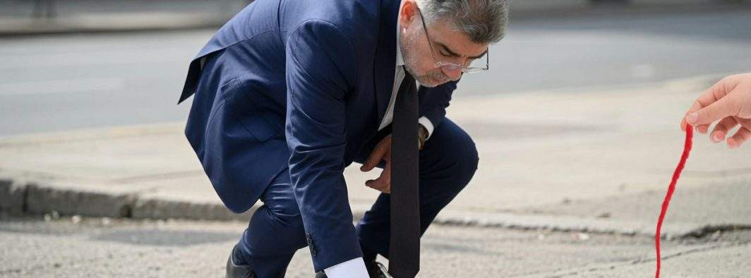 Un șugubăț l-a batjocorit pe Ciolacu cu o diplomă de Bac trasă cu o ață