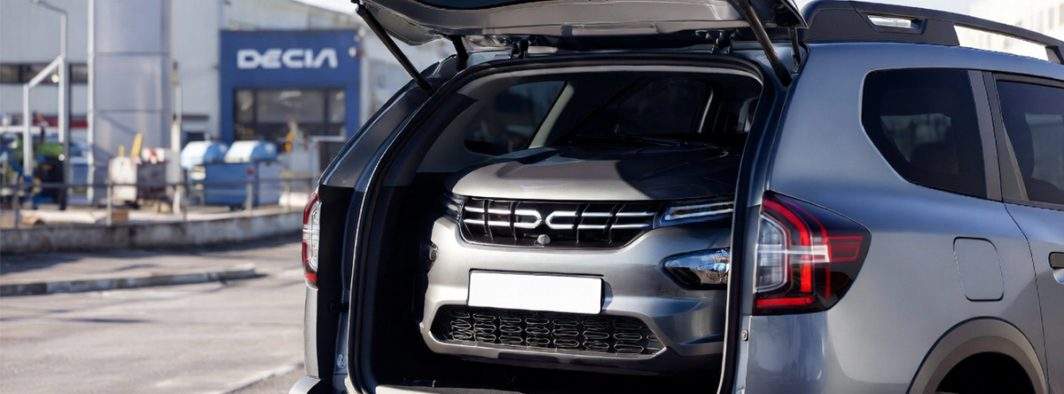 Dacia se laudă că în portbagajul de la modelul Striker încape o Dacia Spring