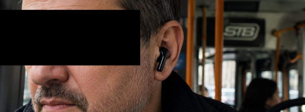 Ce e misteriosul aparat „Căşti”. Îl bagi în ureche şi auzi DOAR TU TikTokul de la tine din telefon