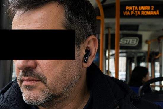 Ce e misteriosul aparat „Căşti”. Îl bagi în ureche şi auzi DOAR TU TikTokul de la tine din telefon