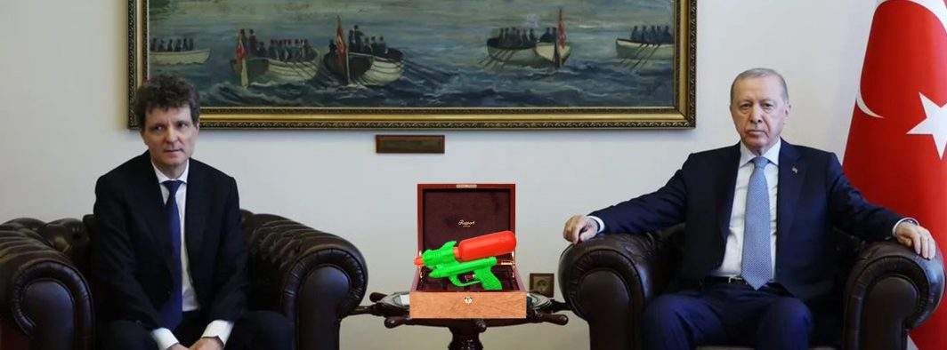 Pistoale cadou de la Erdogan pentru toţi liderii NATO. Nicuşor Dan a primit unul cu apă