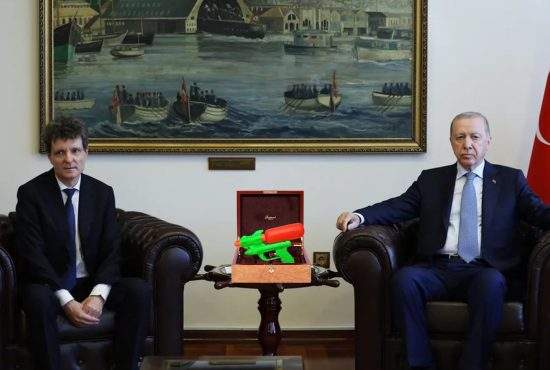 Pistoale cadou de la Erdogan pentru toţi liderii NATO. Nicuşor Dan a primit unul cu apă