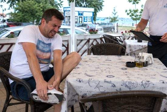 Ghinion la terasă! Pentru că îl bat pantofii, un român n-a putut să o ia la fugă când a venit nota