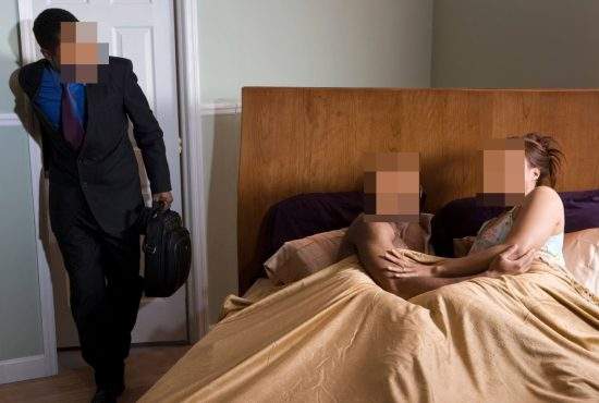 Un bărbat prins în pat cu soţia vecinului dă vina pe blocajul de la Cadastru: Credeam că e casa mea!