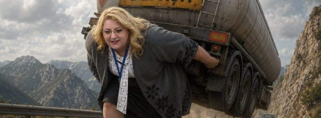 Eroina Rusiei! Șoșoacă a cărat în spate o cisternă cu benzină până la Moscova