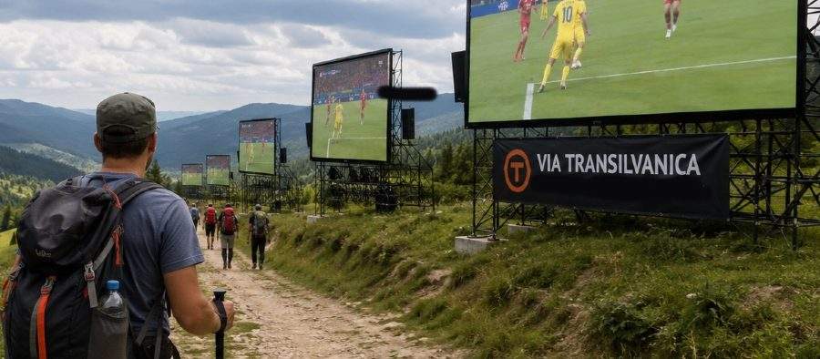 Pe Via Transilvanica au fost montate televizoare imense, să poți vedea meciuri în timp ce mergi pe jos