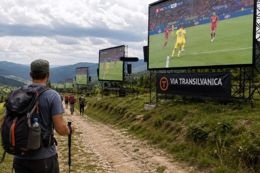 Pe Via Transilvanica au fost montate televizoare imense, să poți vedea meciuri în timp ce mergi pe jos