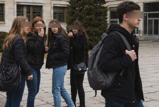 Elev cu 10 pe linie, admirat de colegii de generaţie: „A tras 10 linii şi încă e în picioare? Wow!”