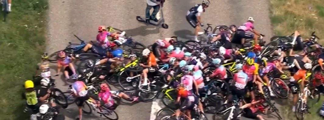 Scandal la Turul Franţei: 174 ciclişti, dărâmaţi de un cretin pe o trotinetă electrică