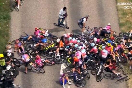 Scandal la Turul Franţei: 174 de ciclişti, dărâmaţi de un cretin pe o trotinetă electrică