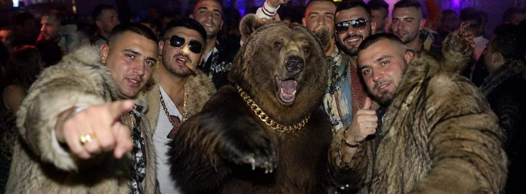 Ursul din Snagov a ajuns la Nuba şi s-a pierdut printre alţi cocalari în haine de blană