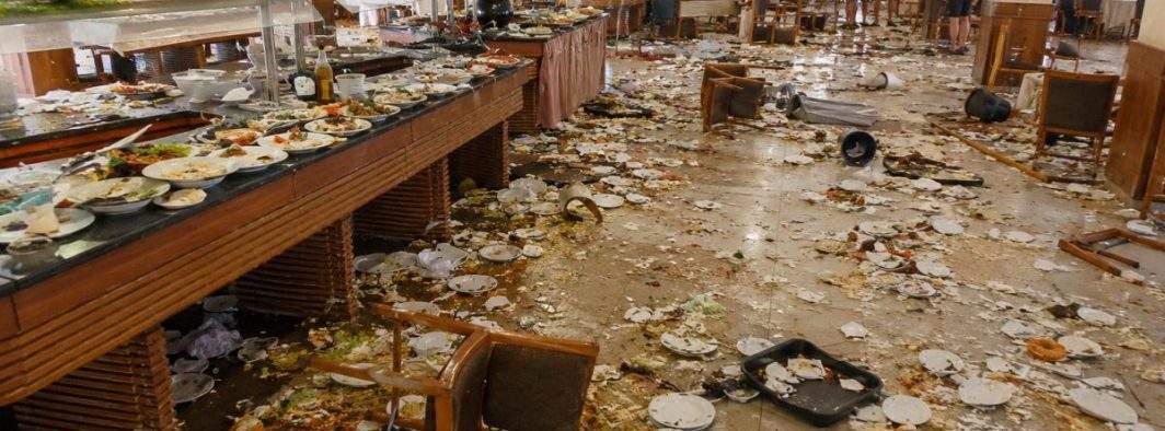 Revoltă la un all inclusive bulgăresc! Turiștii români au distrus restaurantul pentru că nu avea merdenele