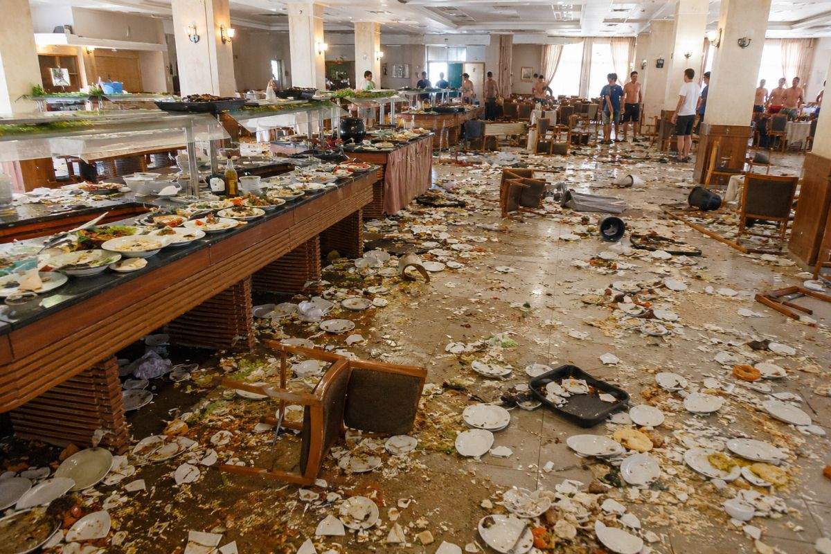 Revoltă la un all inclusive bulgăresc! Turiștii români au distrus restaurantul pentru că nu avea merdenele