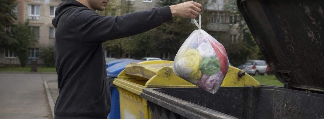 Nesăbuit! Un bărbat a aruncat din greșeală punga cu pungi din casă